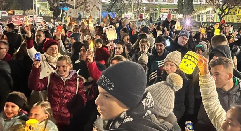 Nagy sikert aratott a Márton-napi lampionos felvonulás Komlón