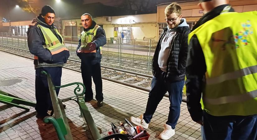 Most nem késlekedett a MÁV, sebesen leállították a Kutyapárt padfelújítási akcióját az egyik csepeli HÉV-megállóban