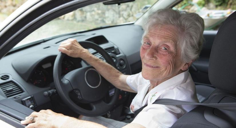 Sokat drágult a kötelező biztosítás – de csak az idős autóvezetőknek!