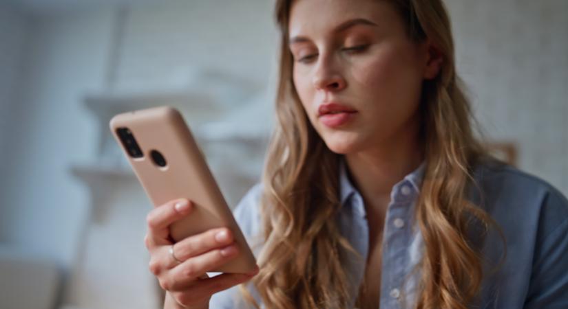 Alattomos módon öregít a telefonozás