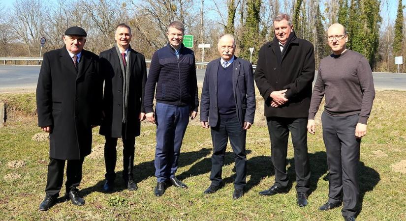 Hárman is bejelentették a hivatásos aggódóknak, hogy a 3 éve és 8 hónapja bejelentett sótonyi körforgalom építése megkezdődött