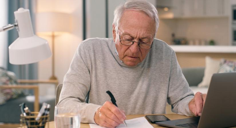 Meglepő adat a nyugdíjpénztáraknál: tízezrek veszik ki most a pénzüket erre - mit tudnak ennyien?