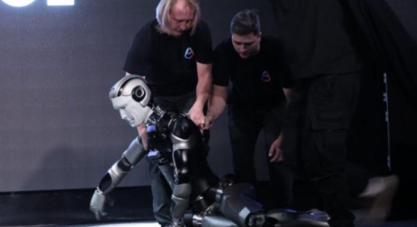 Bemutatása után azonnal pofára esett az orosz robotika csúcsának számító humanoid robot