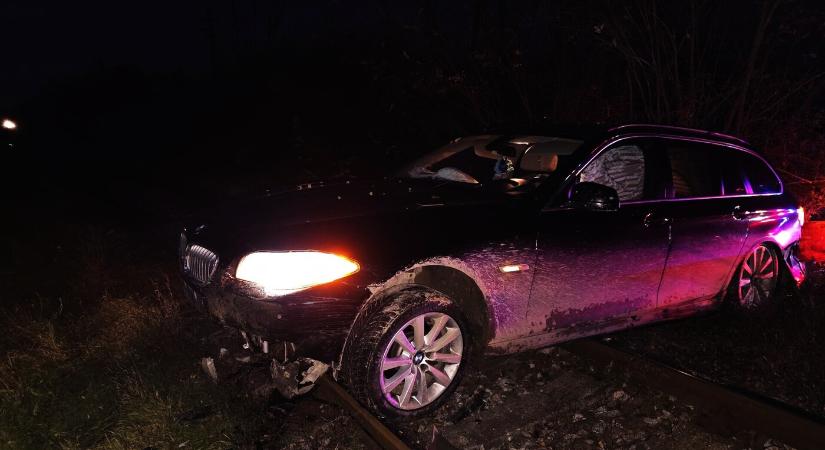 Körözött bűnöző menekült a rendőrök elől, a vasúti síneken akadt fenn