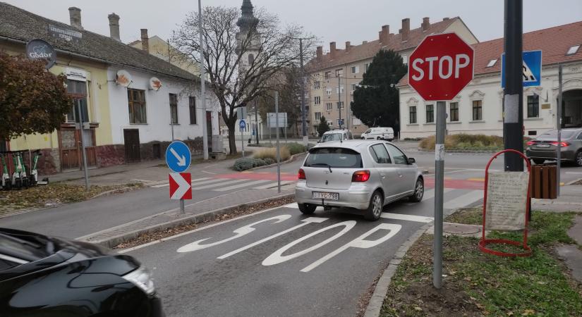 Felfestették a Stop jelzést a Petőfi utca és Andrássy út kereszteződésében