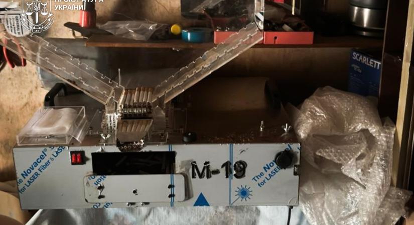 Bíróság elé állítják az ungvári férfit, aki illegális dohánygyárat üzemeltetett a garázsában