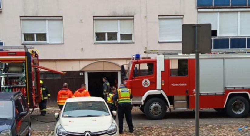 Ömlött ki a füst a társasház ablakán – újabb tűzeset Szekszárdon (videó)