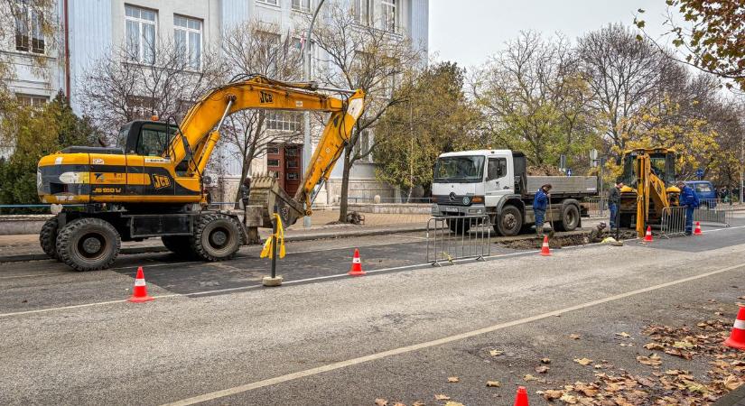 Hatalmas gépek vonultak fel a szolnoki Baross utcán: ezért van szükség a munkájukra