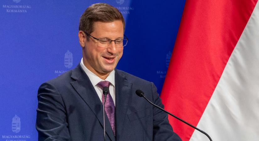 Gulyás Gergely nagyon humorosnak találta a HVG kérdését, de valójában Orbán Viktoron nevetett