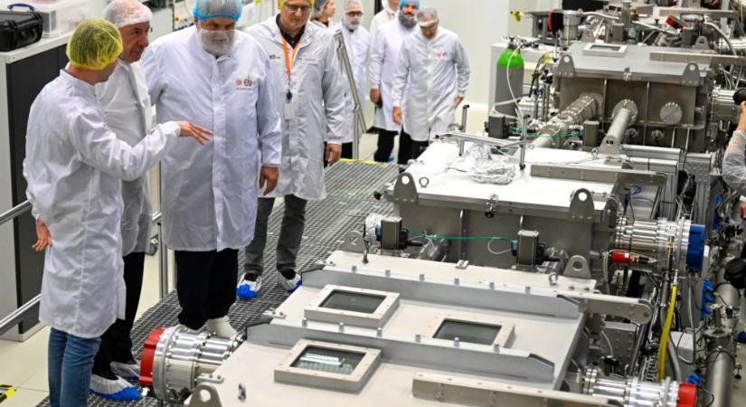 A szegedi lézeres kutatóközpontba látogatott a köztársasági elnök