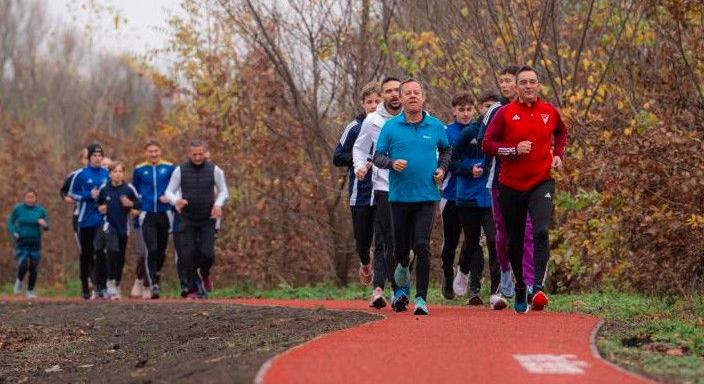 Az államtitkár is kipróbálta a józsai futópályát