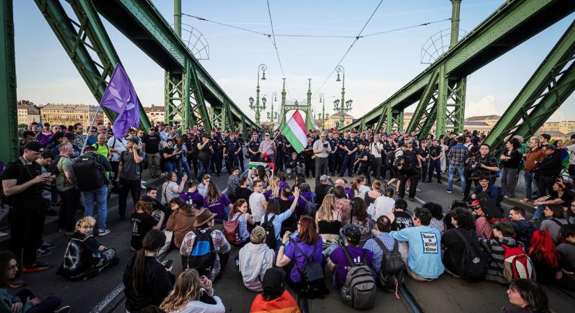 Kizárja a pártból és visszakéri Cseh Katalin mandátumát a Momentum