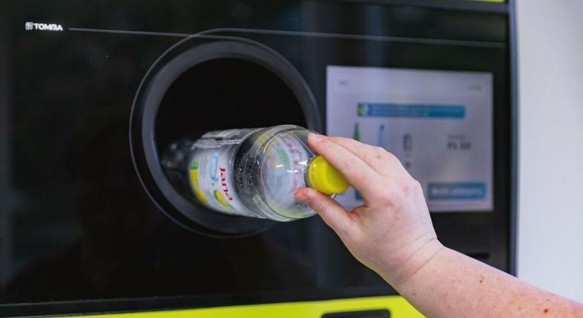 Hamis vonalkódokkal csapta be a visszaváltó automatát egy pécsi csaló (FOTÓK)