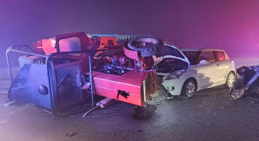 Hármas karambol a 8-as főúton: két személyautó és egy traktor ütközött - durva fotók