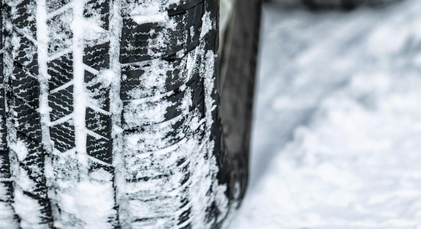 Ezekben a szomszédos országokban kötelező a téli gumi