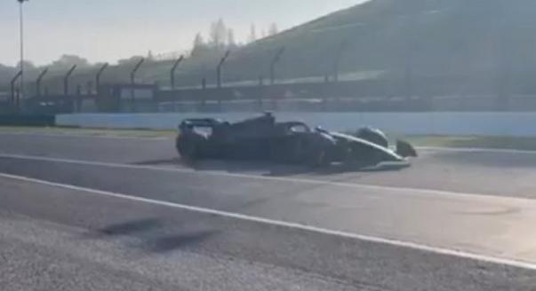 Fekete Ferrarival tesztel Perez a Cadillackel