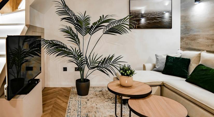 Kényelmes galéria, egyedi étkezőpult és hangulatos lakberendezés jellemzi ezt a belvárosi 27 m2  10 m2-es kis lakást