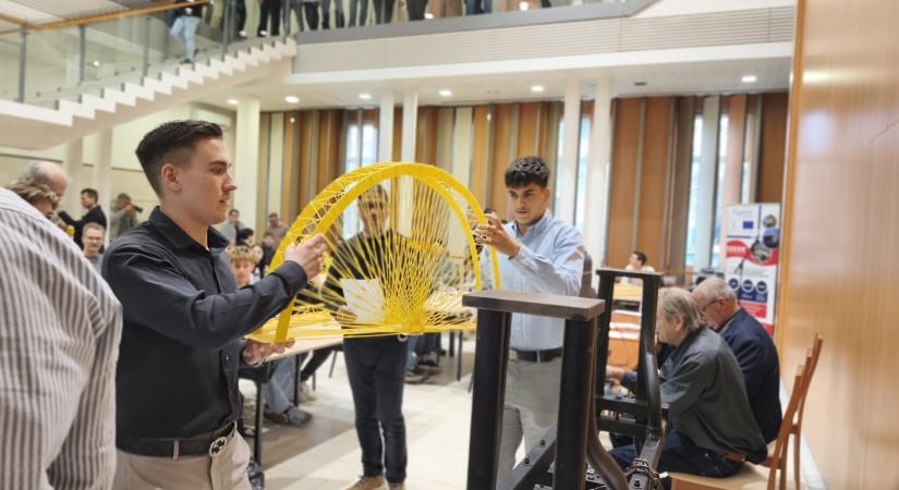 Negyedik alkalommal rendezett tésztahídépítő versenyt a Szolnoki Szakképzési Centrum