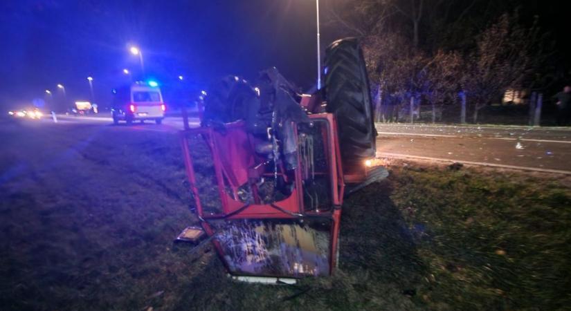 Brutális karambol: kettészakadt egy traktor a balesetben (videó és fotók)