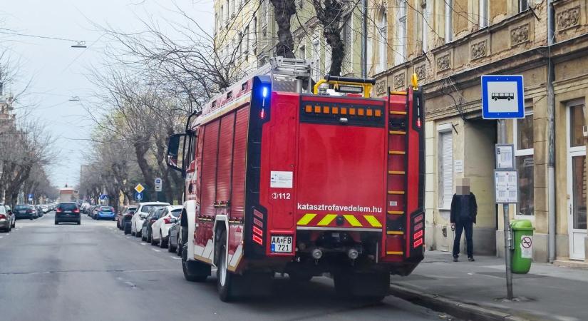 Autó motorteréből dőlt a füst Szombathelyen