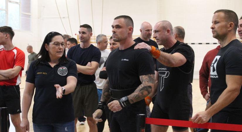 Nemcsak a lángokkal, a súlyokkal is megküzdöttek – a hevesi tűzoltók ezüstérmesek lettek a fekvenyomópadon