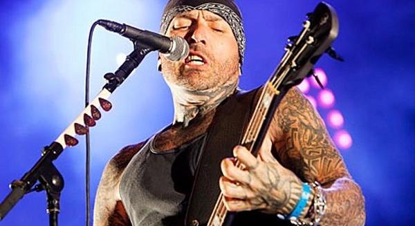 Evan Seinfeld: "a pornóval 3 év alatt több pénzt kerestem, mint a Biohazard-dal 20 alatt"