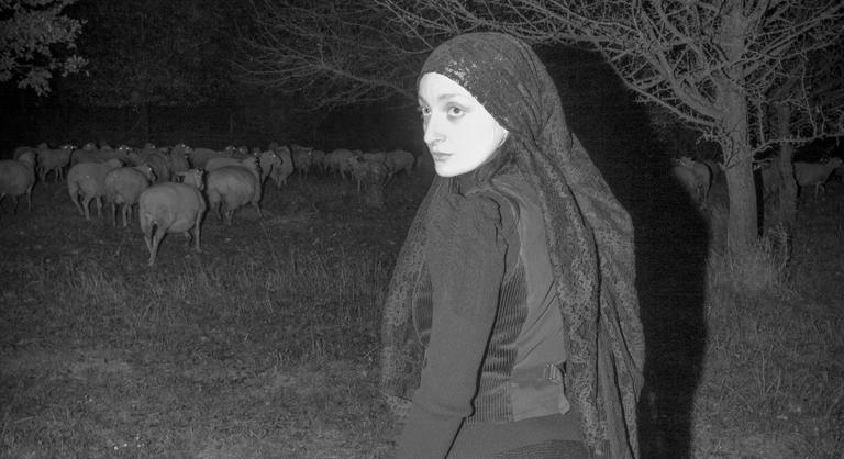 Csinszka ereje démoni, mindent széttör maga körül