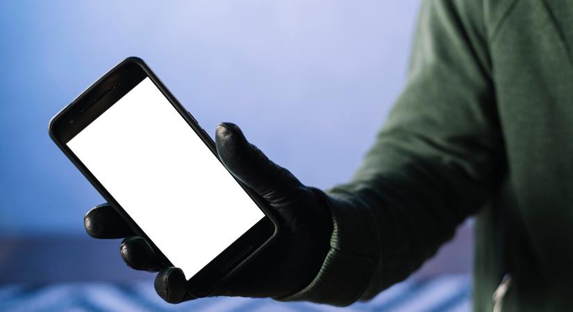 Mobiltelefonokat lopott Esztergomban