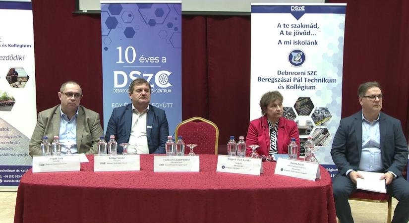 Debrecenben a mesterséges intelligencia segíti a szakképzést – videóval