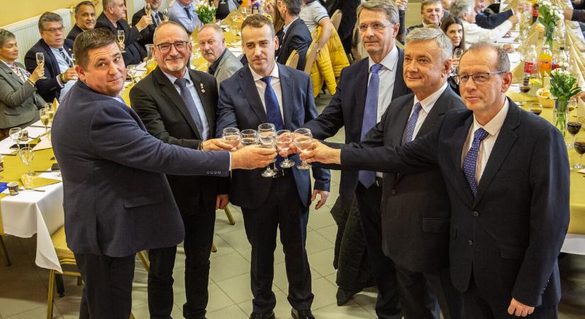 Húszéves álom vált valóra – átadták a szennyvízberuházást Surdon