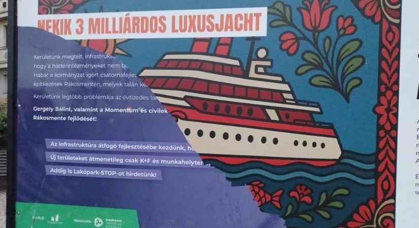 Letépték a Momentum plakátjait Nyíregyházán