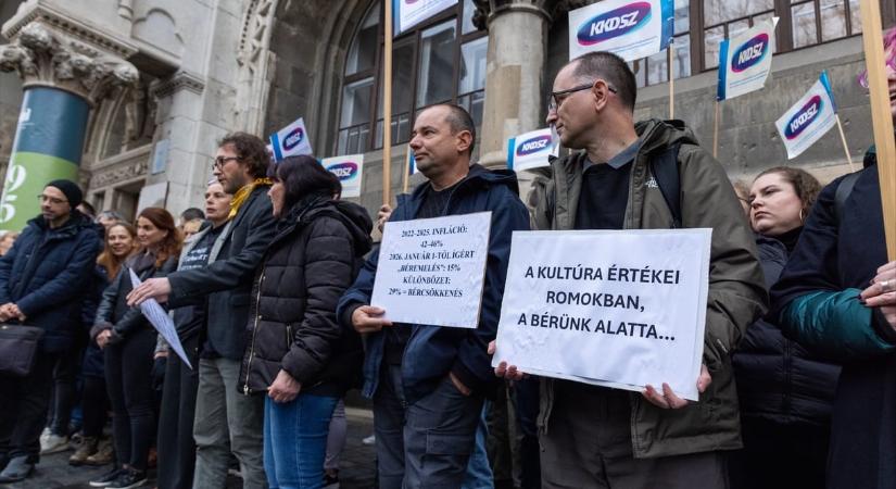 „279 ezer nettó, 55 évesen, osztályvezetőjeként” – országszerte tüntettek a levéltárosok