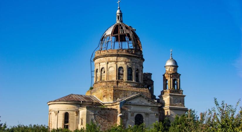 Az összedőlés szélére került az esztergomi bazilika ihlette bánáti Csávossy-síremlék