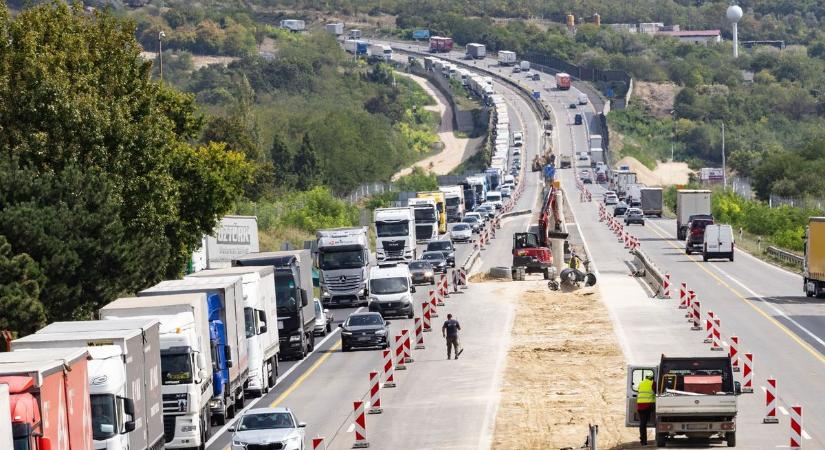 Hatalmas a dugó az M1-esen, több mint 13 kilométeres a torlódás