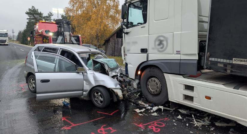 Helyszíni fotókon az Egyházasrádócon történt baleset