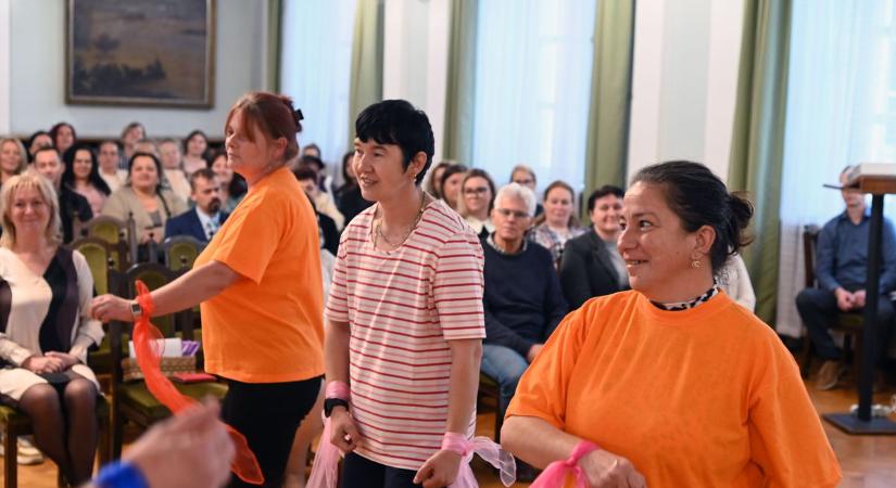 Munkájuk csendes, de reményt keltő! A szociális területen dolgozókat köszöntötték Szolnokon – galériával