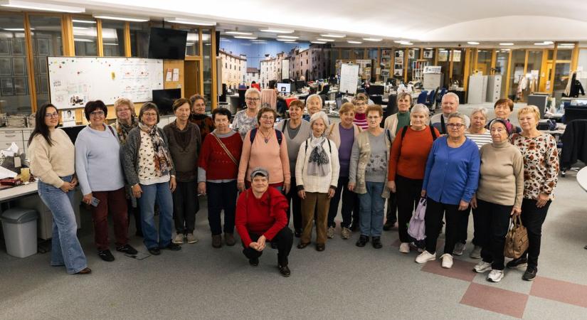 Szentendrei szépkorúak látogatták meg a Kisalföld szerkesztőségét