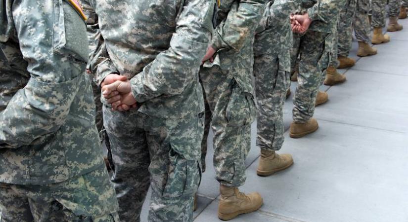 2026-tól jöhet a katonaság: minden 18 év feletti férfit megvizsgálnak az országban