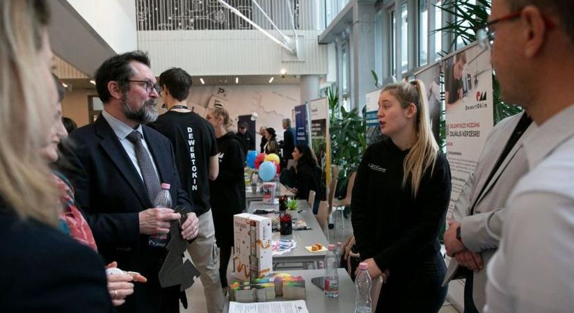 Robotlabor, hidrogénautó és tőzsdetojás: izgalmas programokkal készülnek az NJE nyílt napjára