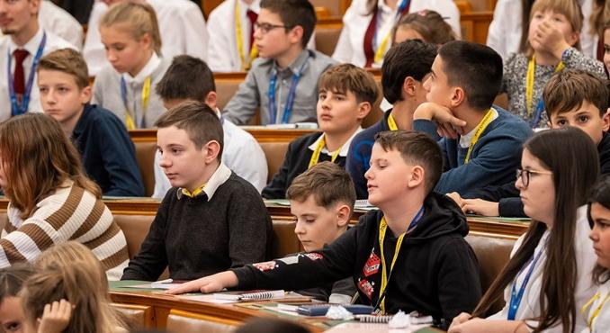 Demokráciát próbáltak ki a Parlamentben – gyerekek kérdezhették a kormányt