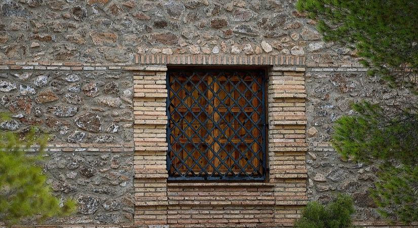 Új, elegáns, biztonságos alternatíva hódít a homlokzati vasrácsok helyett