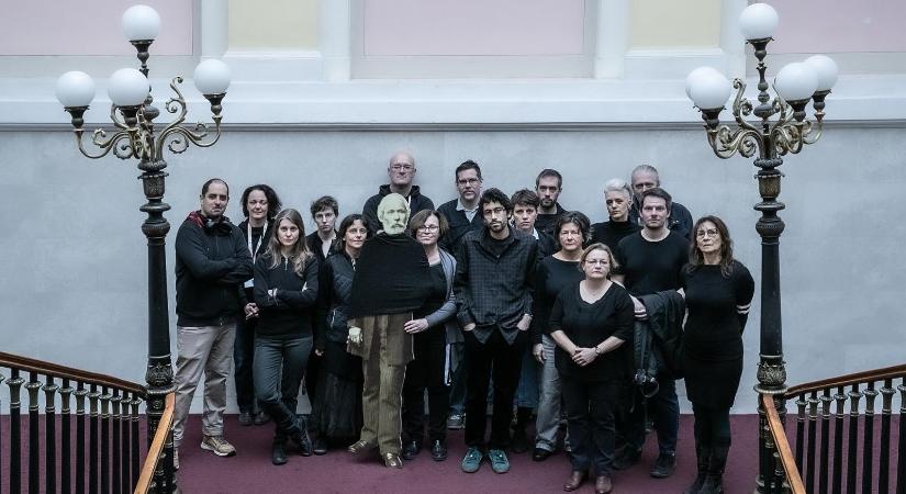 Fekete pólóban dolgoztak, majd országszerte tüntettek a levéltári dolgozók