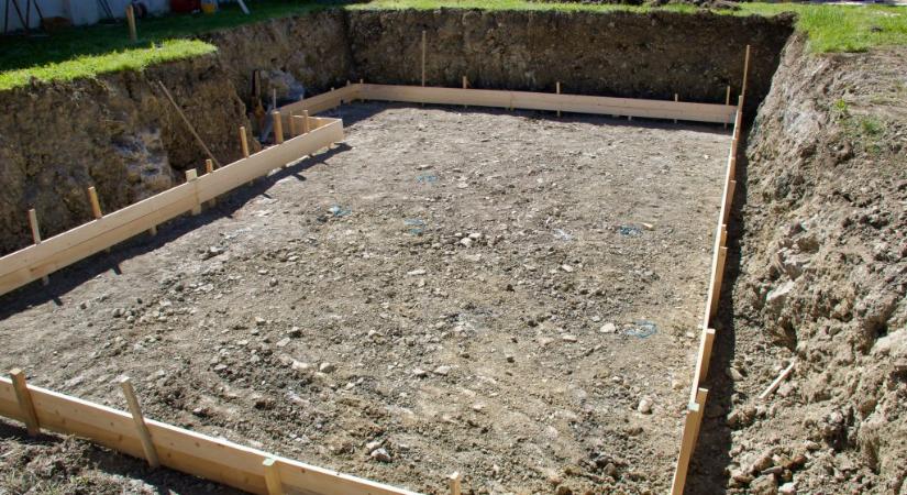 Medencét ásott a kertjében egy férfi, hatalmas kincset talált szatyrokba rejtve – és megtarthatja