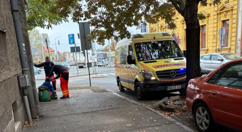 Mert ilyen is van: az autóból vették észre bajt, rögtön kiugrott segíteni egy pécsi család!