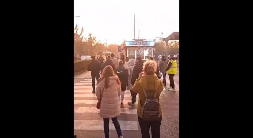 Blokád alá vették polgárok az újvidéki buszállomást, se ki, se be nem járnak a buszok