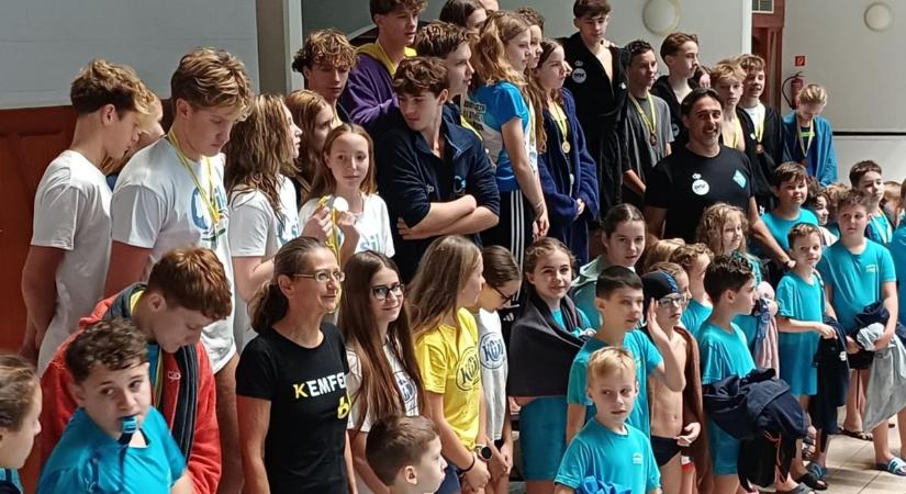 Szécsi Zoltántól vehették át érmeiket az egri sportiskola úszóversenyének helyezettjei
