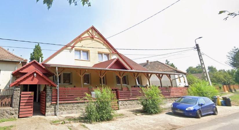 Hát itt mi történt? Pezsegtek odabent a vendégek, de most kint az eladótábla a hevesi panziókon
