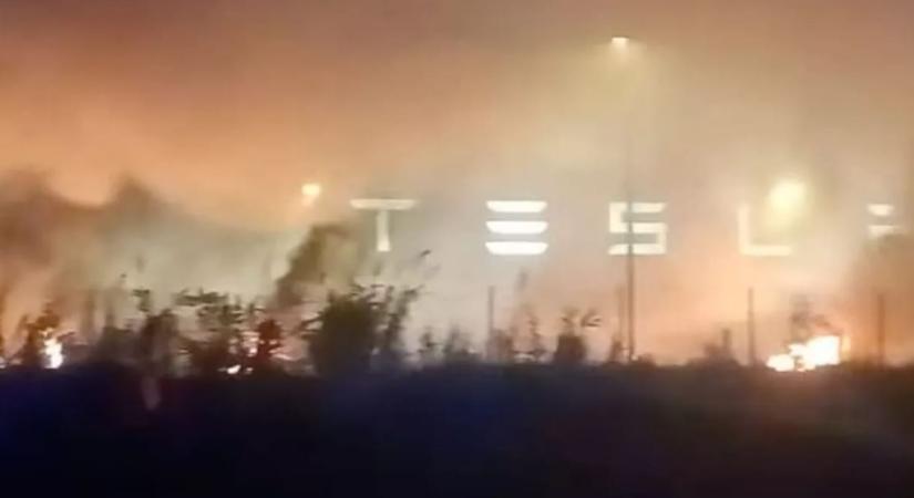 Kéttucat Tesla égett porrá egy autókereskedésben – videó