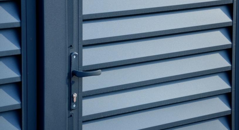 Így fesd újra profi módon a fémből készült ajtót: mutatjuk a szükséges lépéseket!