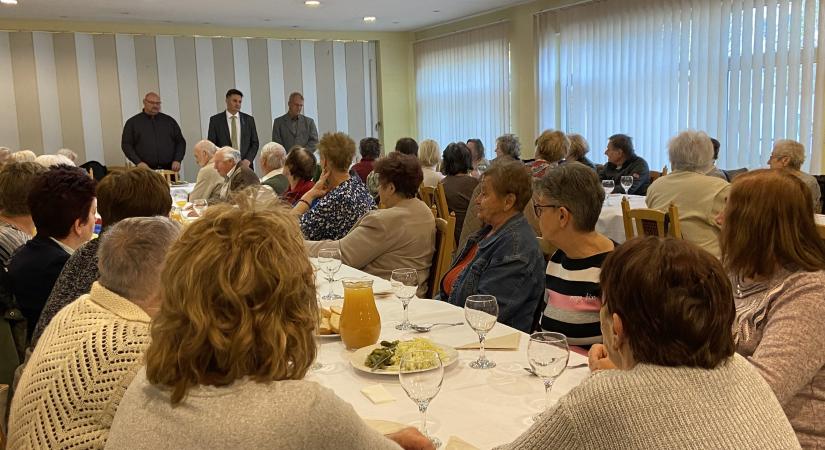 Nyugdíjas önkormányzati dolgozókat köszöntöttek